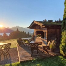Terrassenhütte im Sonnenuntergang