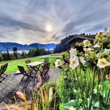 Terrasse mit Blumen im Vordergrund